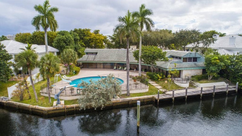 111 Bay Colony Dr